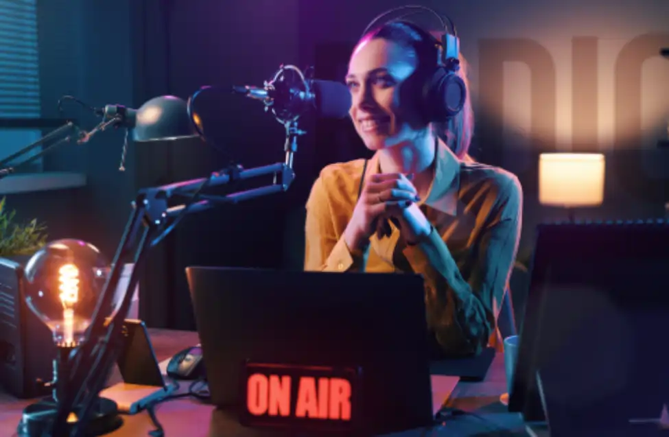 Radialista feminina sorrindo em estúdio de rádio
